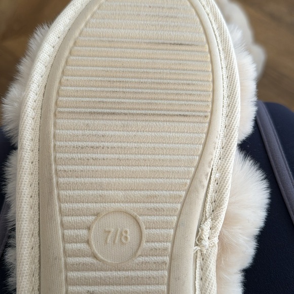 Stars Above ivory faux fur slippers size 7/8 - Picture 4 of 4